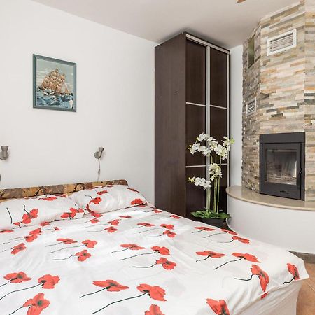 1 Bedroom Beautiful Apartment In Vrh Vrh  ภายนอก รูปภาพ