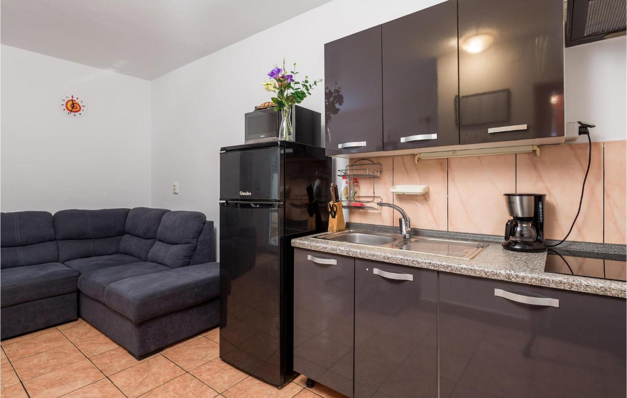 1 Bedroom Beautiful Apartment In Vrh Vrh  ภายนอก รูปภาพ