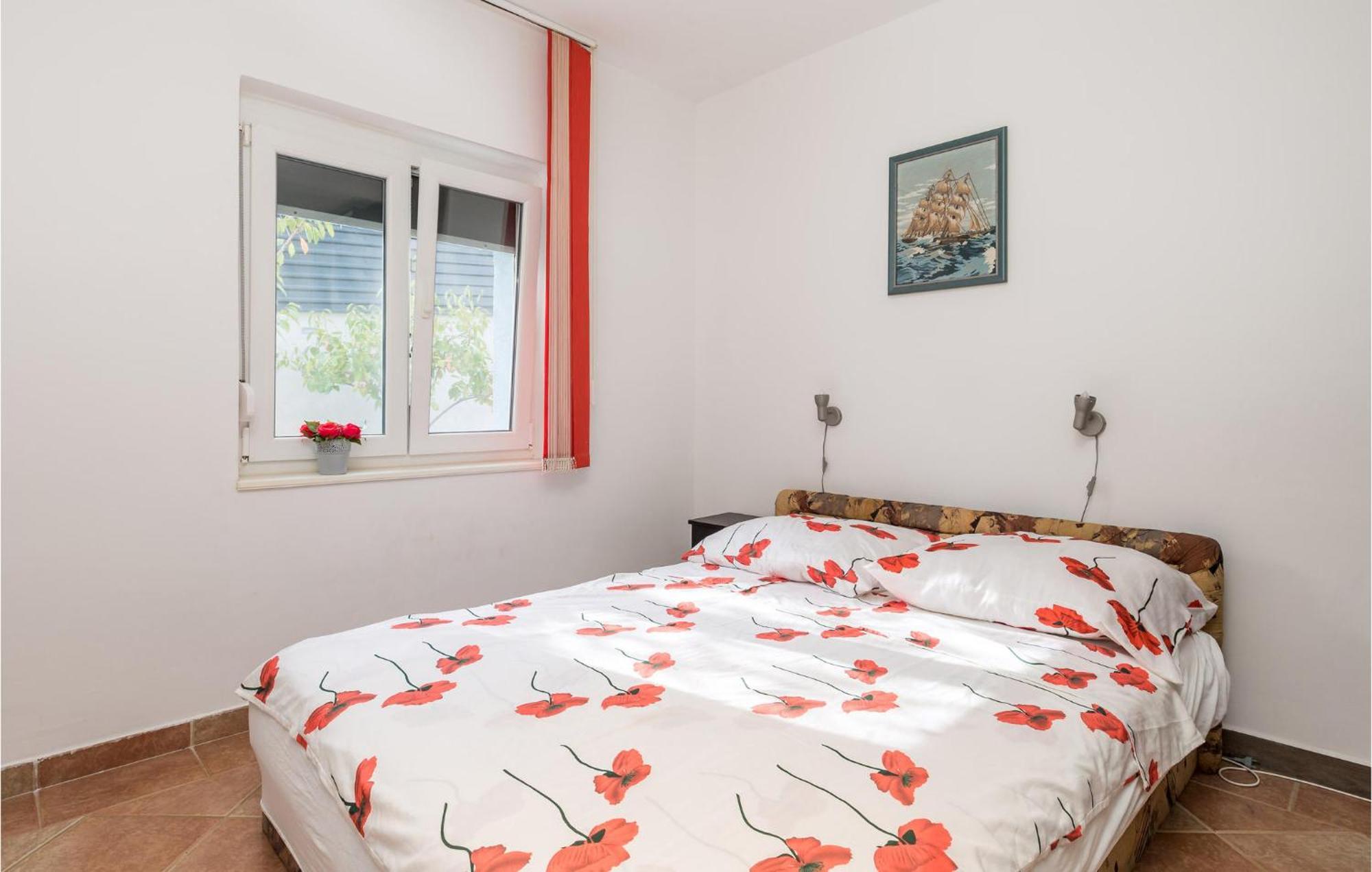 1 Bedroom Beautiful Apartment In Vrh Vrh  ภายนอก รูปภาพ