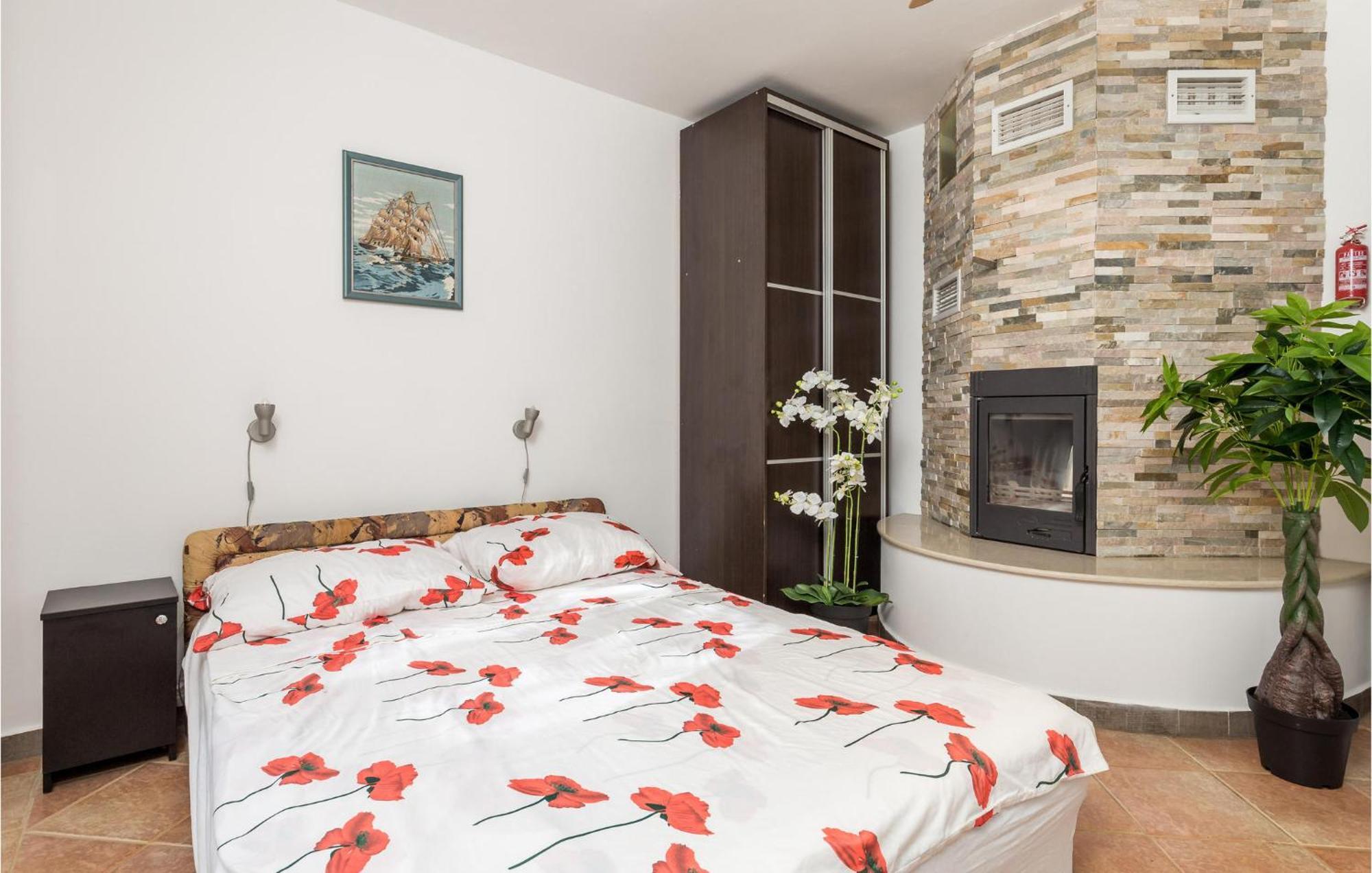 1 Bedroom Beautiful Apartment In Vrh Vrh  ภายนอก รูปภาพ