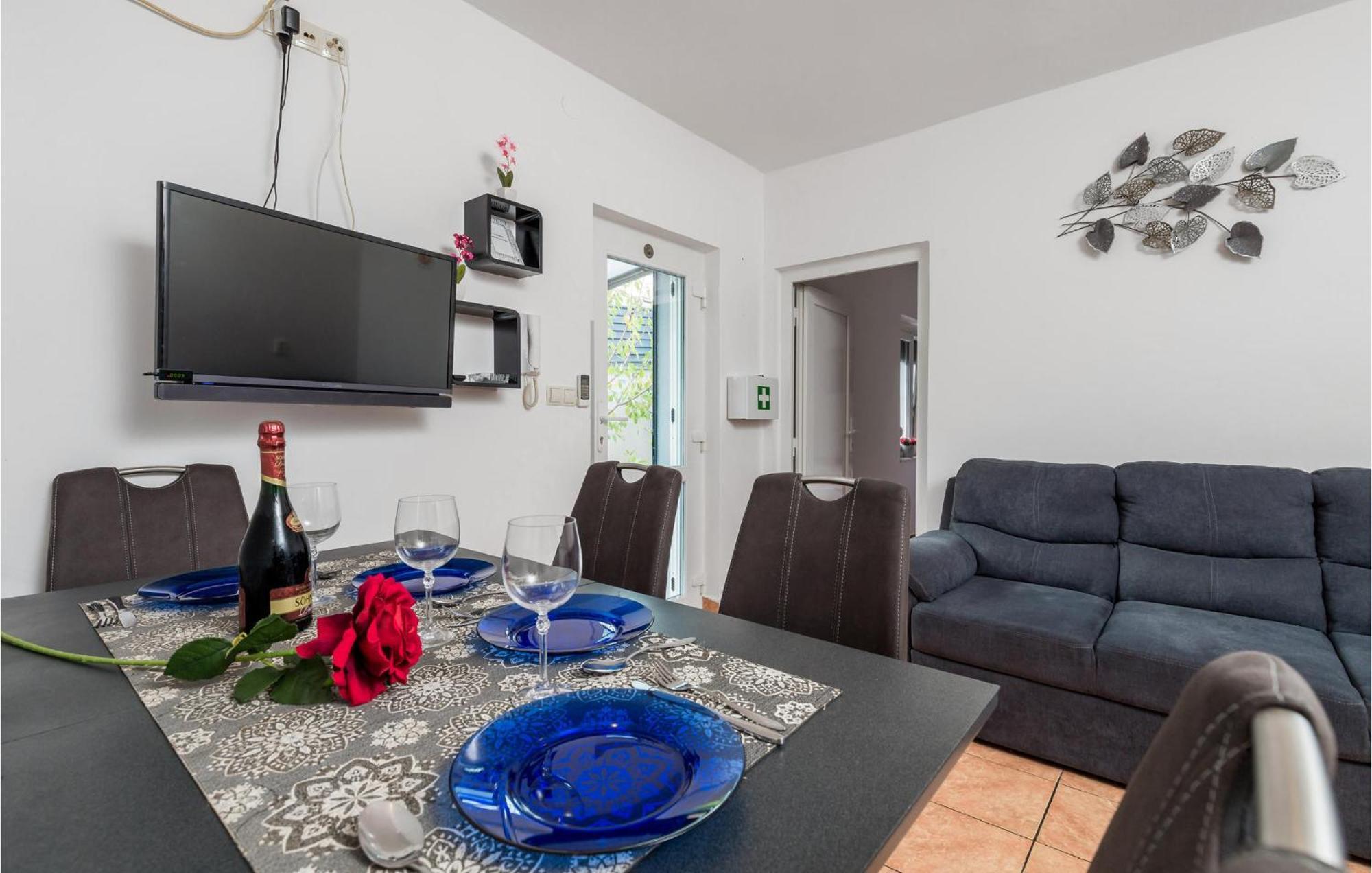1 Bedroom Beautiful Apartment In Vrh Vrh  ภายนอก รูปภาพ