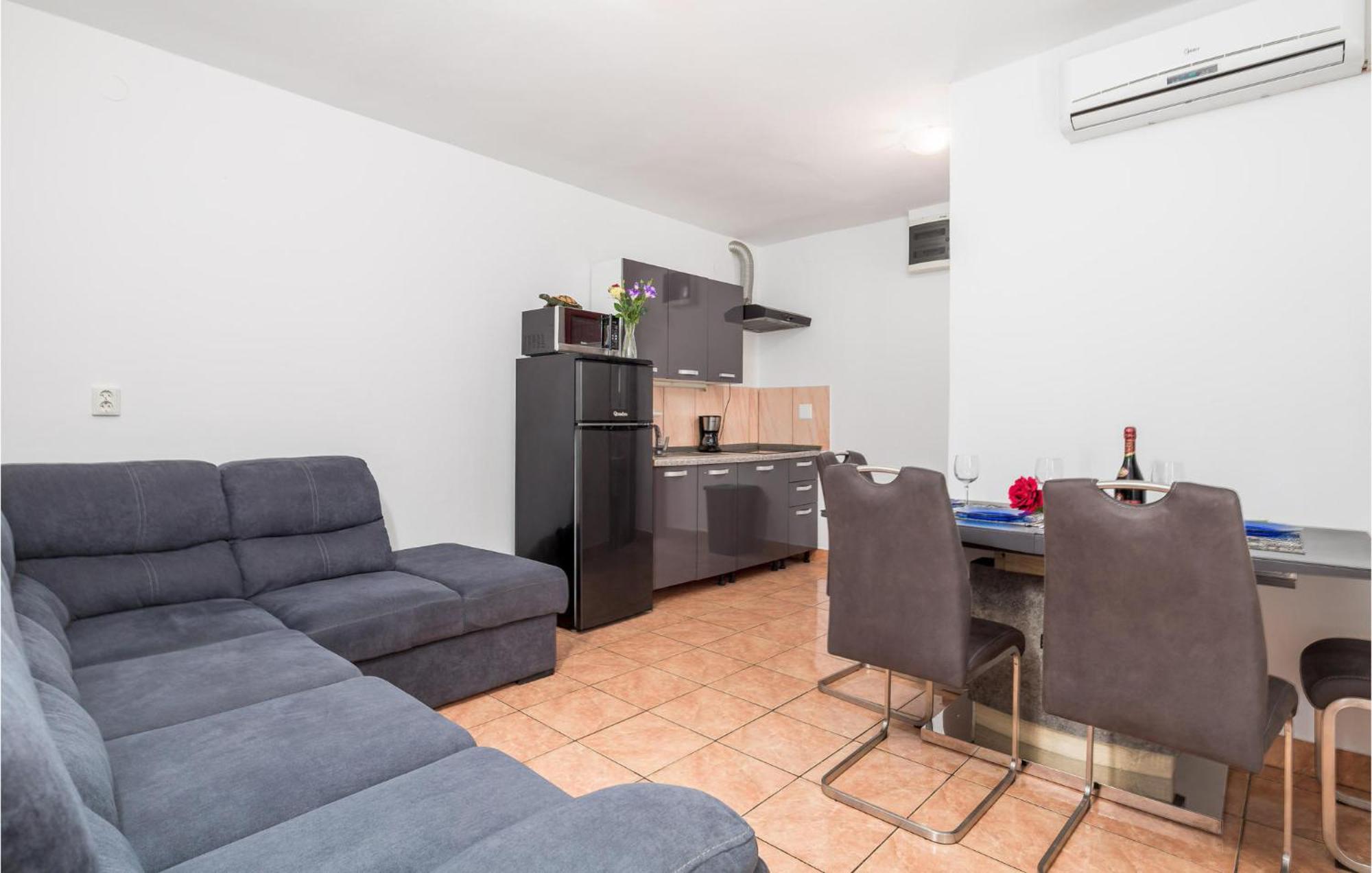 1 Bedroom Beautiful Apartment In Vrh Vrh  ภายนอก รูปภาพ