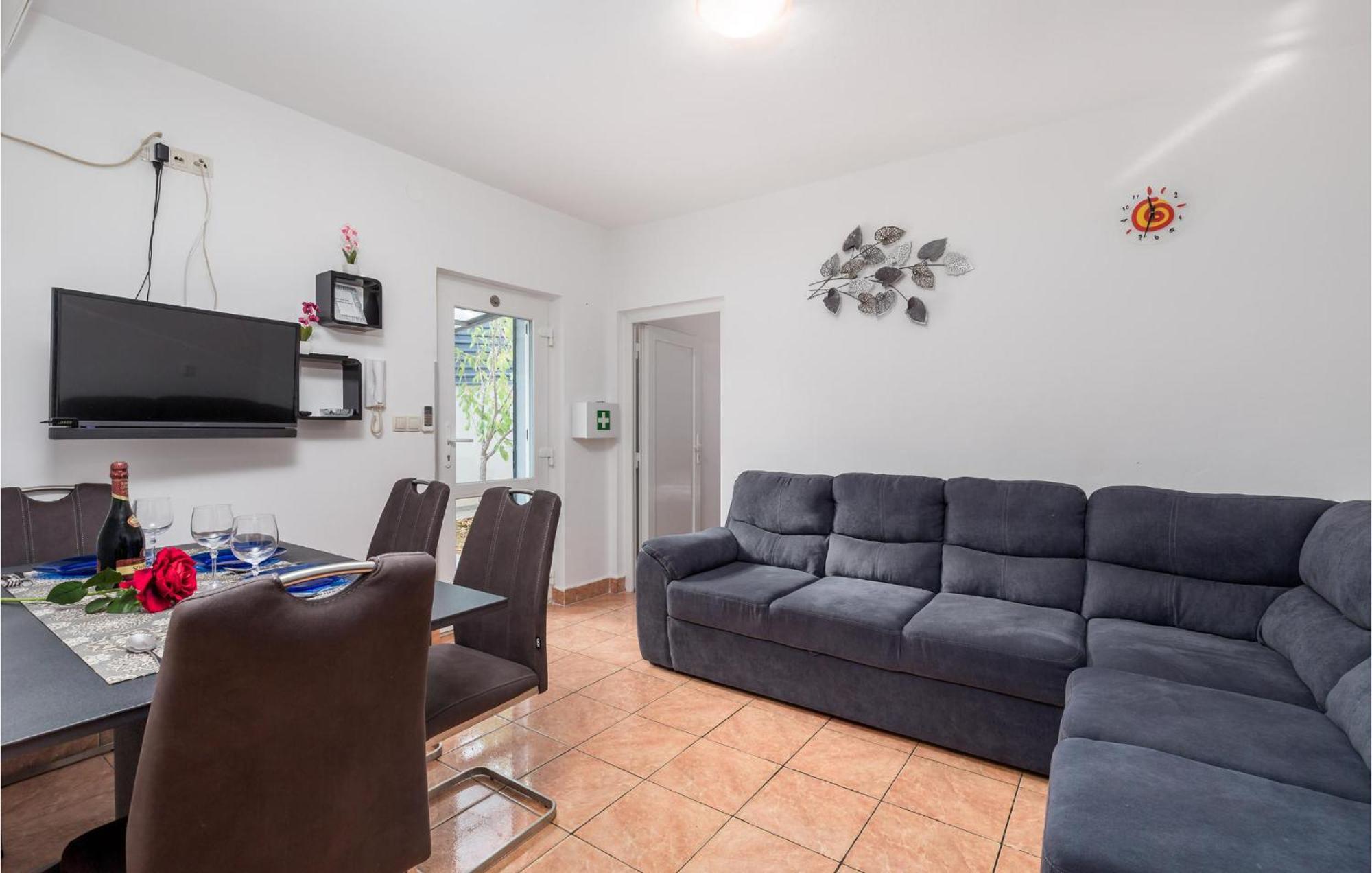 1 Bedroom Beautiful Apartment In Vrh Vrh  ภายนอก รูปภาพ