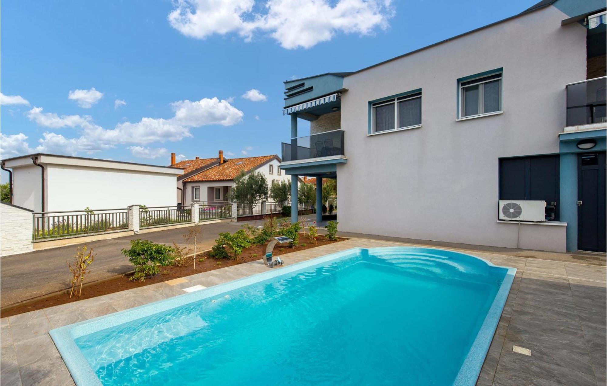 1 Bedroom Beautiful Apartment In Vrh Vrh  ภายนอก รูปภาพ