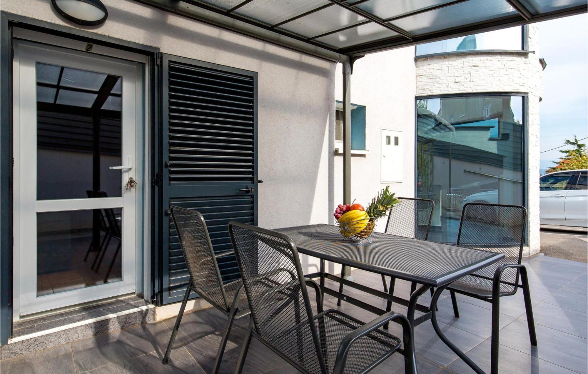 1 Bedroom Beautiful Apartment In Vrh Vrh  ภายนอก รูปภาพ