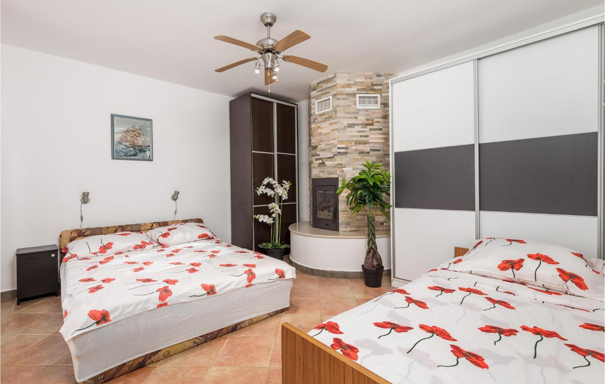 1 Bedroom Beautiful Apartment In Vrh Vrh  ภายนอก รูปภาพ