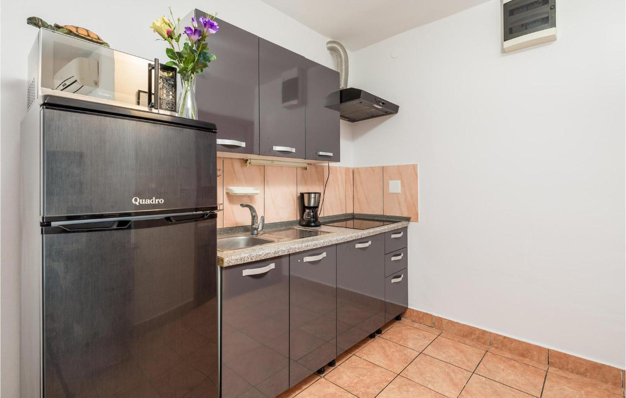 1 Bedroom Beautiful Apartment In Vrh Vrh  ภายนอก รูปภาพ