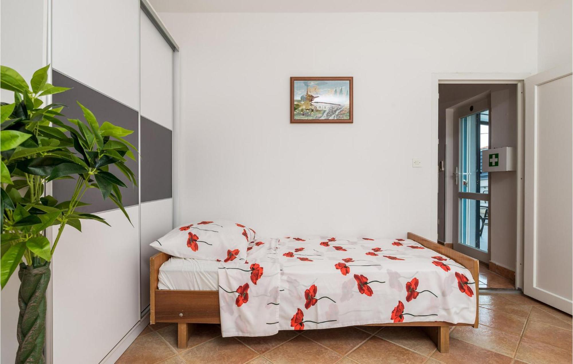 1 Bedroom Beautiful Apartment In Vrh Vrh  ภายนอก รูปภาพ